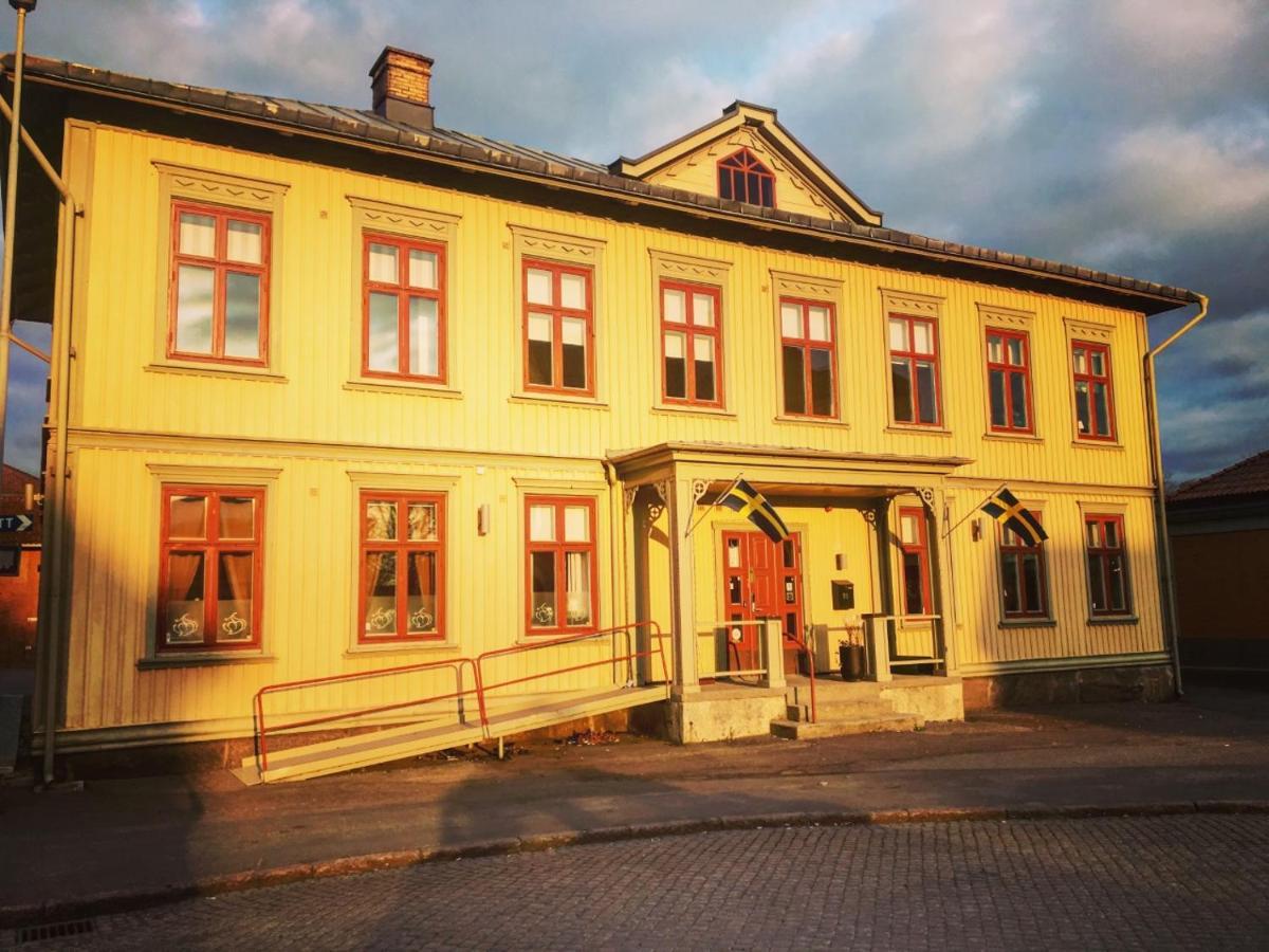 Jaernvaegshotellet B&B Skara Exterior foto