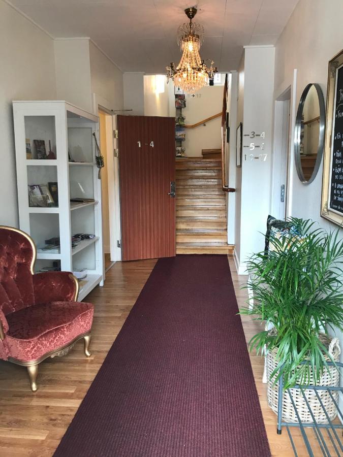 Jaernvaegshotellet B&B Skara Exterior foto