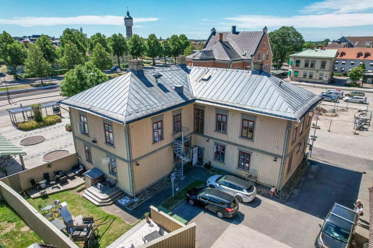 Jaernvaegshotellet B&B Skara Exterior foto