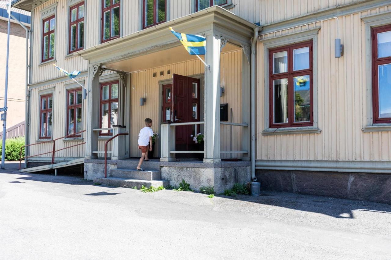 Jaernvaegshotellet B&B Skara Exterior foto